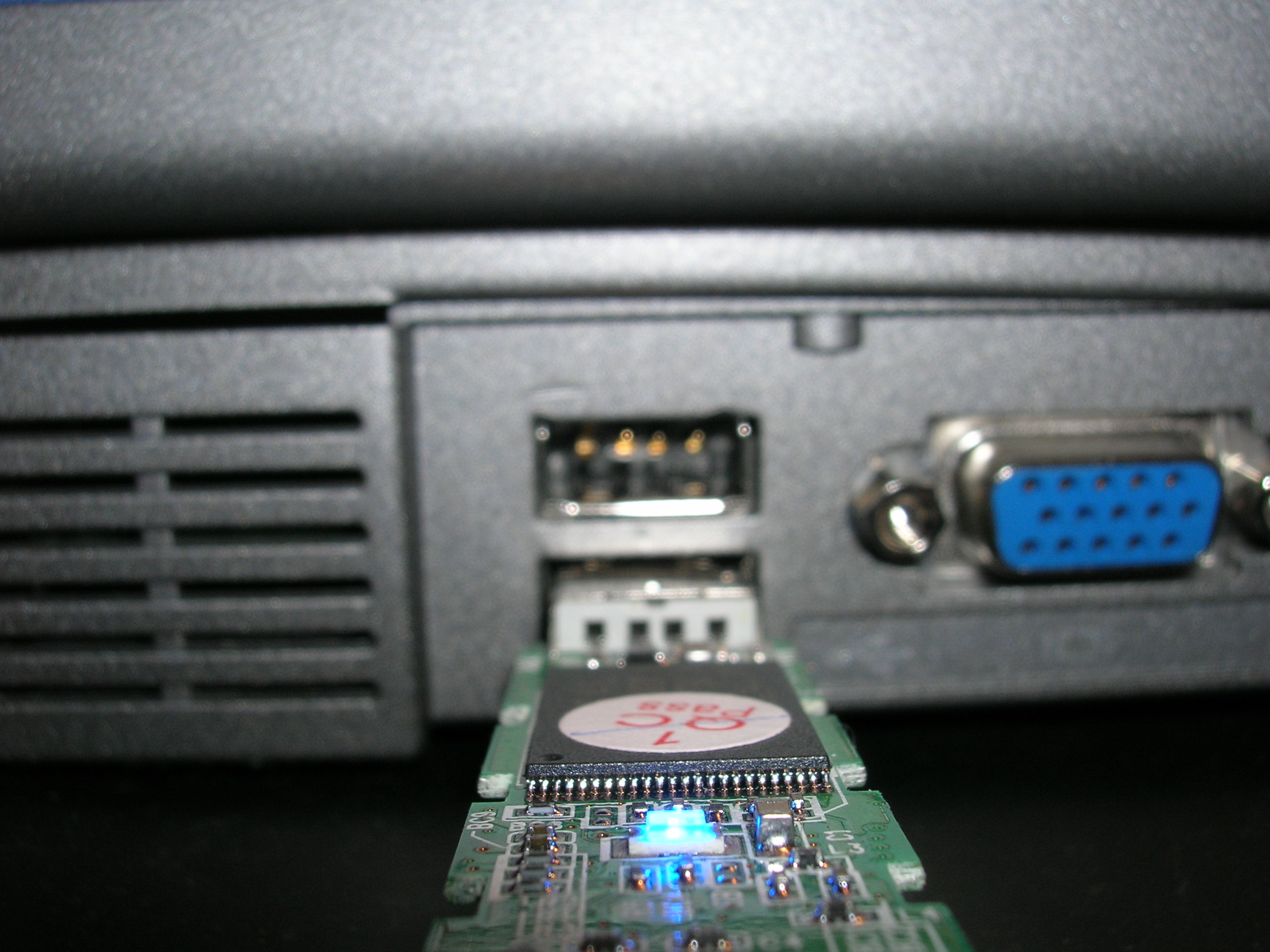 Damaged_USB_in_Computer_III.jpg