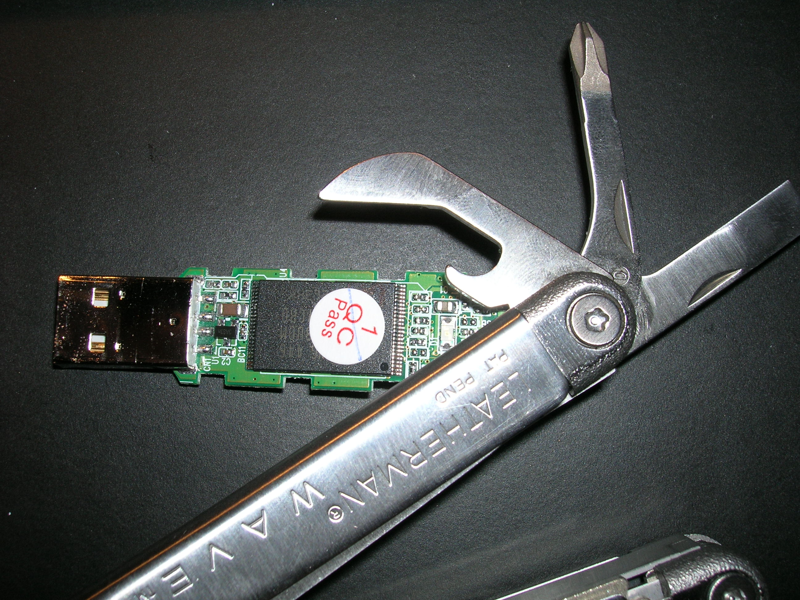 Leatherman_mod_with_USB_Flash_Drive.jpg